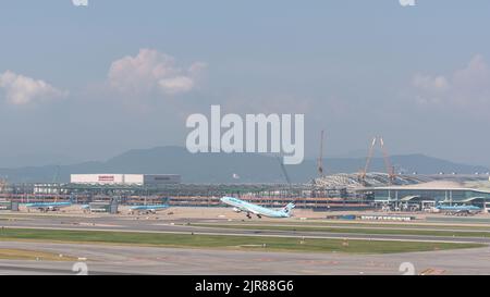 Flugzeuge auf dem Incheon International Airport in Südkorea am 21. August 2022 Stockfoto