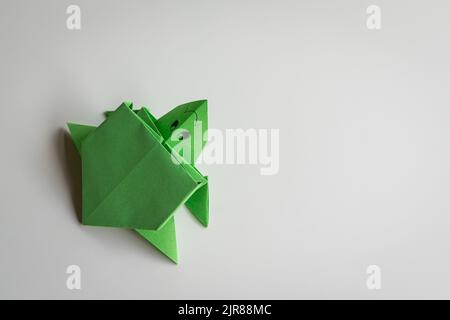 Grüne Meeresschildkröte Origami, isoliert auf weißem Hintergrund. Speicherplatz kopieren. Stockfoto