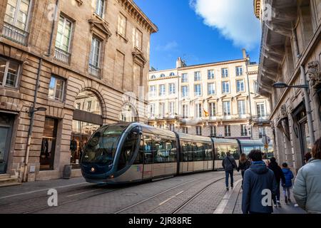 Bild einer straßenbahn von bordeaux, die durch das Stadtzentrum der Stadt fährt.das Straßenbahnnetz von Bordeaux (französisch: Straßenbahn von Bordeaux) besteht aus vier Linien se Stockfoto