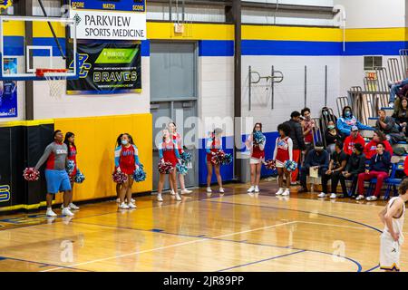 Die Cheerleader der Wayne High School stehen während eines Basketballspiels an der Blackhawk Christian School in Fort Wayne, Indiana, USA, vor Gericht. Stockfoto