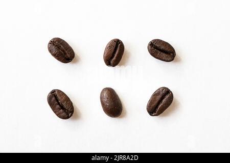 Kaffeebohnen. Isoliert auf weißem Hintergrund. Geröstete Kaffeebohnen Nahaufnahme auf weißem Hintergrund. Makrofoto Stockfoto