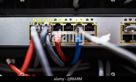 Das Innere eines Computers mit all seinen Kabeln befindet sich in einem Serverraum. Stockfoto