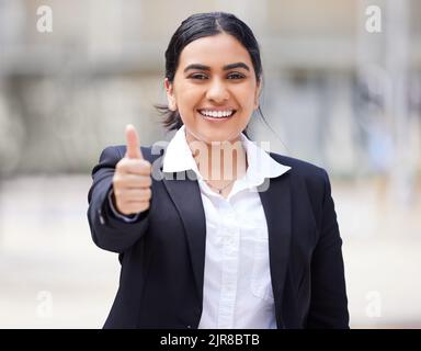 Daumen hoch, Erfolg und Praktikant fühlen sich glücklich, stolz und aufgeregt über Jobchancen oder Ziel. Porträt eines Unternehmers, der sich wie ein Gewinner fühlt Stockfoto