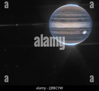 Jupiter. 22. August 2022. Der Planet JUPITER Ringe und zwei seiner Monde, AMALTHEA und ADRASTEA. Das blaue Leuchten um die Pole des Jupiters ist seine aurora. Der Mond Amalthea ist der Satellit V des Jupiter, der dem Planeten am nächsten ist. Sie ist rötlich und stark kratert, mit einem Durchmesser von 106 Meilen (170 km). Bedeutet, der Name einer Ziege in der griechischen Mythologie, die den Säugling Zeus suckled. Kredit: ZUMA Press, Inc./Alamy Live Nachrichten Stockfoto