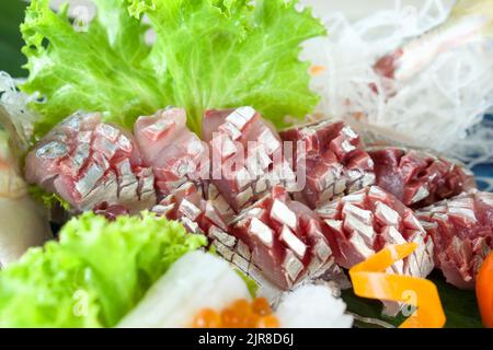 Aji Sashimi, frisch geschnittener Stöcker auf Sashimi-Mori-Platte mit grünem Salat und geriebenem Rettich. Buffet Mit Japanischer Küche. Stockfoto