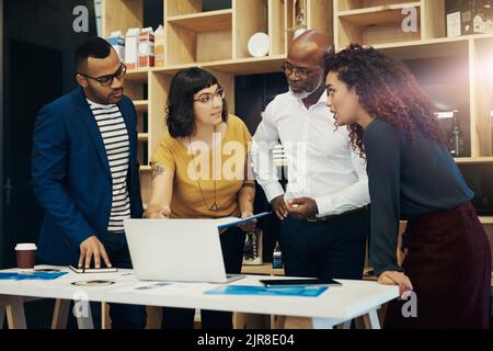 Crafting Marketing-Strategien. Eine Gruppe von Designern, die eine Diskussion in einem modernen Büro. Stockfoto