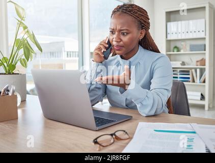 Wütend, Telefon und gestresst schwarze Frau auf einem geschäftlichen Anruf über Steuer-, Audit-und Compliance-E-Mail auf Laptop am Schreibtisch. Mitarbeiter arbeitet verrückt Stockfoto