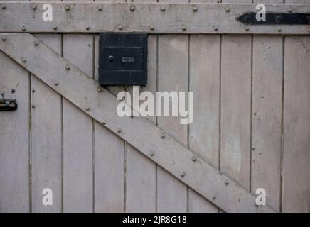 Rostiges Schloss an einem alten Tor Stockfoto