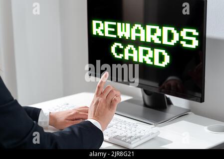 Handschriftentext Rewards Card, Internet-Konzept Helfen Sie mit dem täglichen Einkauf Meilen zu sammeln Incentives Woman tippt Updates auf Lap Top und Poin Stockfoto