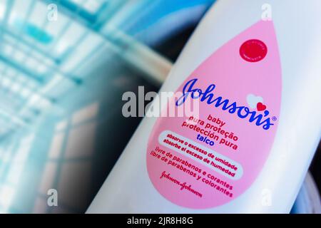 Brasilien. 22. August 2022. In dieser Fototafel Johnson & Johnson Babypuder. Das Unternehmen wird den Verkauf des Produkts ab 2023 aussetzen. Kredit: SOPA Images Limited/Alamy Live Nachrichten Stockfoto