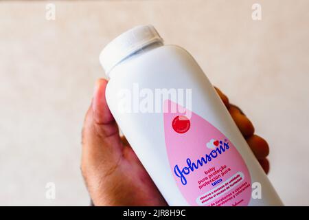 Brasilien. 22. August 2022. In dieser Fototafel hält eine Person eine Flasche Johnson & Johnson Babypuder. Das Unternehmen wird den Verkauf des Produkts ab 2023 aussetzen. Kredit: SOPA Images Limited/Alamy Live Nachrichten Stockfoto