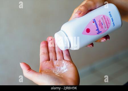 Brasilien. 22. August 2022. In dieser Fototafel verwendet eine Person Babypulver von Johnson & Johnson an ihren Händen. Das Unternehmen wird den Verkauf des Produkts ab 2023 aussetzen. Kredit: SOPA Images Limited/Alamy Live Nachrichten Stockfoto