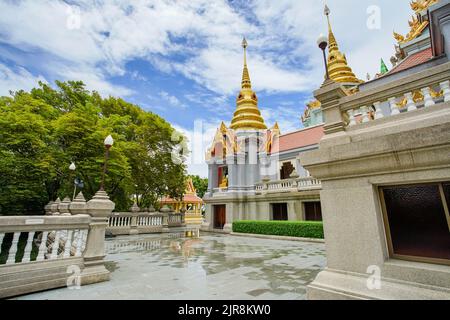 Landschaft des berühmten Stupa namens Phra Mahathat Chedi Phakdee Prakat, der großen Rattanakosin-Stil Pagode in Prachuap Khiri Khan Provinz, Thailand. Stockfoto