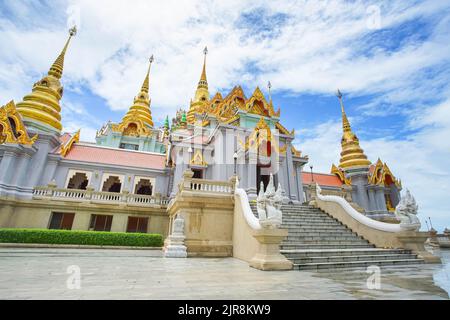 Landschaft des berühmten Stupa namens Phra Mahathat Chedi Phakdee Prakat, der großen Rattanakosin-Stil Pagode in Prachuap Khiri Khan Provinz, Thailand. Stockfoto