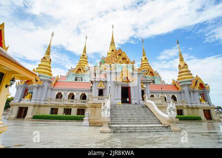 Landschaft des berühmten Stupa namens Phra Mahathat Chedi Phakdee Prakat, der großen Rattanakosin-Stil Pagode in Prachuap Khiri Khan Provinz, Thailand. Stockfoto