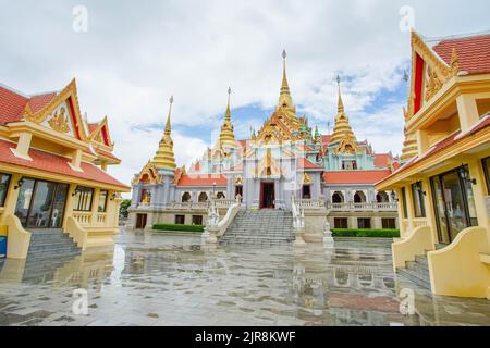 Landschaft des berühmten Stupa namens Phra Mahathat Chedi Phakdee Prakat, der großen Rattanakosin-Stil Pagode in Prachuap Khiri Khan Provinz, Thailand. Stockfoto