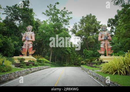 Zwei Giganten die Dämonenstatue vor dem Gehweg zum Phra Mahathat Chedi Phakdee Prakat in Prachuap Khiri Khan, Thailand. Stockfoto