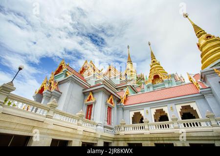 Landschaft des berühmten Stupa namens Phra Mahathat Chedi Phakdee Prakat, der großen Rattanakosin-Stil Pagode in Prachuap Khiri Khan Provinz, Thailand. Stockfoto