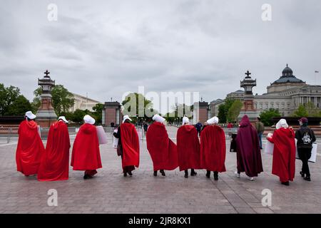 Washington, Usa. 08.. Mai 2022. Demonstranten, die als Dienstmädchen aus der Geschichte der Dienstmagd gekleidet sind, verlassen das Capitol auf dem Weg zum Obersten Gerichtshof. Die Handmaids Army DC kam nach Capitol Hill, um gegen die durchgesickerte vorläufige Entscheidung des Obersten Gerichtshofs zu protestieren, Roe v. Wade umzustürzen. (Foto von Allison Bailey/SOPA Images/Sipa USA) Quelle: SIPA USA/Alamy Live News Stockfoto