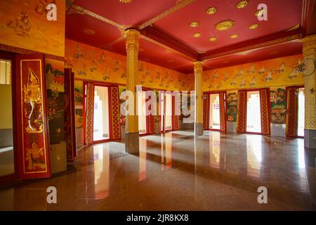 Prachuap Khiri Khan Province, THAILAND - 10. August 2022: Innenansicht des berühmten Stupa namens Phra Mahathat Chedi Phakdee Prakat, der großen Ratte Stockfoto