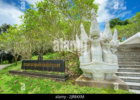 Naga Treppe Eingang des berühmten Stupa Phra Mahathat Chedi Phakdee Prakat. (Übersetzung: Phra Mahathat Chedi Phakdee Prakat Stupa) Stockfoto