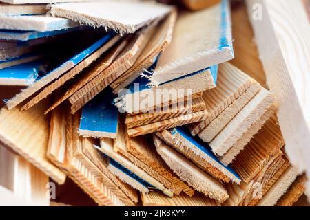 Ein Stapel von Hackschnitzeln und Holzabfällen zum Recycling. Blick von oben. Recycelbare Materialien. Stockfoto