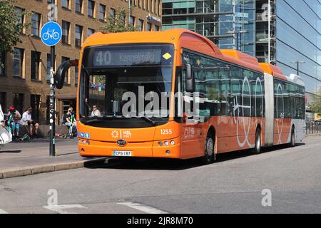 Helsinki, Finnland - 20. August 2022: Orangefarbener, elektrisch gelenkter Stadtbus auf der Linie 40 am Hauptbahnhof. Stockfoto