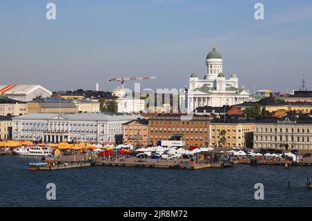 Helsinki, Finnland - 20. August 2022: Blick auf Helsinki und die Kathedrale vom Hafen aus. Stockfoto