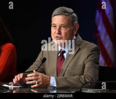 Kennedy Space Center, Florida, USA. 22. August 2022. Bob Cabana, Associate Administrator der NASA, nimmt an einer Medienkonferenz Teil, um am Montag, den 22. August 2022, im Kennedy Space Center in Florida über den Fortschritt der Überprüfung der Launch Readiness für den Start von Artemis 1 zu diskutieren. Die NASA plant den Start der SLS-Rakete auf dem Jungfernflug des Artemis-Programms am 29. August. Foto von Joe Marino/UPI Kredit: UPI/Alamy Live Nachrichten Kredit: UPI/Alamy Live Nachrichten Stockfoto