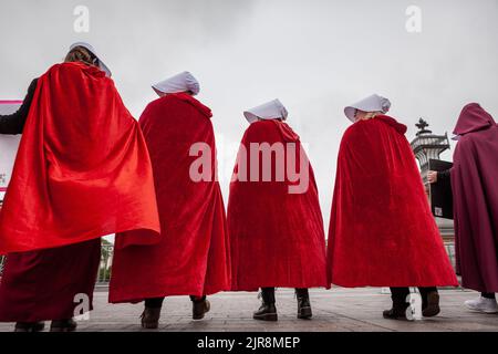 Washington, USA. 8.. Mai 2022. Demonstranten, die als Dienstmädchen aus der Geschichte der Dienstmagd gekleidet sind, verlassen das Capitol auf dem Weg zum Obersten Gerichtshof. Die Handmaids Army DC kam nach Capitol Hill, um gegen die durchgesickerte vorläufige Entscheidung des Obersten Gerichtshofs zu protestieren, Roe v. Wade umzustürzen. (Bild: © Allison Bailey/SOPA Images via ZUMA Press Wire) Stockfoto