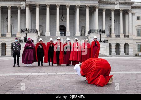 Washington, USA. 8.. Mai 2022. Demonstranten, die als Dienstmädchen aus der Geschichte der Dienstmädchen gekleidet sind, machen während des Protestes ein Gruppenfoto vor dem Kapitol. Die Handmaids Army DC kam nach Capitol Hill, um gegen die durchgesickerte vorläufige Entscheidung des Obersten Gerichtshofs zu protestieren, Roe v. Wade umzustürzen. (Bild: © Allison Bailey/SOPA Images via ZUMA Press Wire) Stockfoto