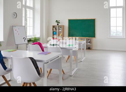 Helles Interieur eines leeren Klassenzimmers ohne Schüler in der modernen Grundschule. Stockfoto