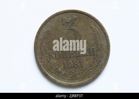 Alte ussr-Münzen in Stückelung von 3 Kopeken auf weißem Hintergrund, 3 Kopeken im Jahr 1981, alte ussr-Münze Stockfoto