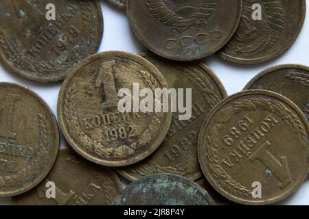 Alte Münzen der udssr in Stückelung von 1 Kopeken auf weißem Grund, 3 Kopeken der 80s, alte Münzen der udssr, eine Sammlung von Münzen für den Bac Stockfoto