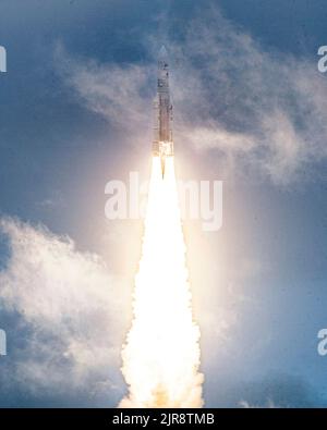 Kourou, Französisch-Guayana. 25. Dez 2021. Die Ariane 5-Rakete von Arianespace startet am Samstag, den 25. Dezember 2021, mit dem James Webb Weltraumteleskop von NASAs von der ELA-3-Startzone des europäischen Weltraumteleskops im Guayana Space Center in Kourou, Französisch-Guayana, an Bord. Das James Webb Weltraumteleskop (manchmal auch JWST oder Webb genannt) ist ein großes Infrarotteleskop mit einem Primärspiegel von 21,3 Fuß (6,5 Meter). Das Observatorium wird jede Phase der kosmischen Geschichte von unserem Sonnensystem bis zu den entferntesten beobachtbaren Galaxien im frühen Universum untersuchen. (Bild: © Chris Gunn/NASA/ZUMA Press Wire Service/ Stockfoto