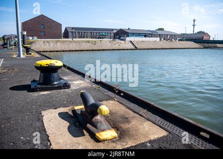 Borkum, Deutschland. 13.. Juli 2022. Das Offshore Quarter Borkum an der Anlegestelle. Das Quartal bietet Unterkunft für Mitarbeiter der Offshore-Windenergiebranche. (To dpa 'Offshore Quarter for Wind Power Technicians on Borkum to Grow') Quelle: Sina Schuldt/dpa/Alamy Live News Stockfoto