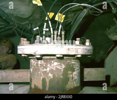 A750270 U12E SPEISEWAGEN A&F-KABEL RAY PEABODY (PROJEKTINGENIEUR) MÄR 27 75 EG&G/NTS FOTOLABOR VERÖFFENTLICHUNGSDATUM: 3/27/1975 A&F-KABEL; SCHARFSCHALTEN UND BRENNEN; SPEISEWAGEN; SPEISEWAGEN-TEST; EDGERTON, GERMESHAUSEN & GRIER; EG&G; GERÄTE UND INSTRUMENTE; INSTRUMENTE UND GERÄTE; MÄNNLICH; MAN (ADD MALE MODIFIER); NEVADA; NEVADA TESTGELÄNDE; NTS; KERNENERGIETECHNIK; KERNWAFFENTESTS; KERNWAFFENTESTS; MUTTERN UND SCHRAUBEN; PEABODY, RAY; TESTSTANDORTE; UGT; UNTERIRDISCHE TESTS; DRÄHTE UND KABEL; SPEISEWAGEN-A&F-KABEL HISTORISCHE BILDER. 1972 - 2012. Energieministerium. National Nuclear Security Administration. Photogr Stockfoto