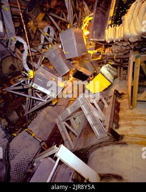 A750254 U12E STREUSTATION FÜR SPEISEWAGEN JOHN ALLEN (PROJEKTINGENIEUR) MAR 27 75 EG&G/NTS PHOTO LAB VERÖFFENTLICHUNGSDATUM: 3/27/1975 ALLEN, JOHN; SPEISEWAGEN; SPEISEWAGENTEST; EDGERTON, GERMESHAUSEN & GRIER; EG&G; GERÄTE UND INSTRUMENTE; INSTRUMENTE UND GERÄTE; NEVADA; NEVADA TESTGELÄNDE; NTS; KERNENERGIETECHNIK; KERNWAFFENTESTS; KERNWAFFENTESTS; ROHRE; SANDSÄCKE; STREUSTATION; PRÜFSTELLEN; UGT; UNTERIRDISCH; UNTERIRDISCH; UNTERIRDISCH; DINING CAR-SCATTER STATION HISTORISCHE BILDER. 1972 - 2012. Energieministerium. National Nuclear Security Administration. Fotografien im Zusammenhang mit Kernwaffen Tes Stockfoto