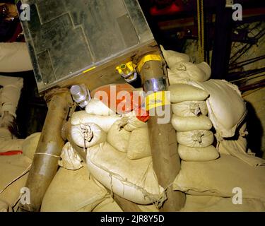 A750256 U12E STREUSTATION FÜR SPEISEWAGEN JOHN ALLEN (PROJEKTINGENIEUR) MAR 27 75 EG&G/NTS PHOTO LAB VERÖFFENTLICHUNGSDATUM: 3/27/1975 ALLEN, JOHN; SPEISEWAGEN; SPEISEWAGENTEST; EDGERTON, GERMESHAUSEN & GRIER; EG&G; GERÄTE UND INSTRUMENTE; INSTRUMENTE UND GERÄTE; NEVADA; NEVADA TESTGELÄNDE; NTS; KERNENERGIETECHNIK; KERNWAFFENTESTS; KERNWAFFENTESTS; ROHRE; SANDSÄCKE; STREUSTATION; PRÜFSTELLEN; UGT; UNTERIRDISCH; UNTERIRDISCH; UNTERIRDISCH; DINING CAR-SCATTER STATION HISTORISCHE BILDER. 1972 - 2012. Energieministerium. National Nuclear Security Administration. Fotografien im Zusammenhang mit Kernwaffen Tes Stockfoto