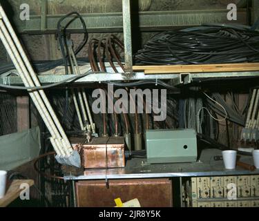 A750249 U12E TANKSTELLE FÜR SPEISEWAGEN #3 JOHN ALLEN (PROJEKTINGENIEUR) MAR 27 75 EG&G/NTS PHOTO LAB VERÖFFENTLICHUNGSDATUM: 3/27/1975 ALLEN, JOHN; SPEISEWAGEN; TEST FÜR SPEISEWAGEN; EDGERTON, GERMESHAUSEN & GRIER; EG&G; GERÄTE UND INSTRUMENTE; INSTRUMENTE UND GERÄTE; NEVADA; NEVADA TESTGELÄNDE; NTS; KERNENERGIETECHNIK; KERNWAFFENTESTS; KERNWAFFENTESTS; ROHRE; STATION #3; TABELLEN; PRÜFSTELLEN; UGT; UNTERIRDISCH; UNTERIRDISCH; DRAHT UND KABEL; TANKSTELLE #3 HISTORISCHE BILDER. 1972 - 2012. Energieministerium. National Nuclear Security Administration. Fotos im Zusammenhang mit dem Test von Kernwaffen Stockfoto