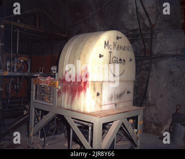 A750264 U12E DINING CAR MCKENZIE EXPERIMENT JOHN ALLEN (PROJECT ENGINEER) MAR 27 75EG&G/NTS PHOTO LAB VERÖFFENTLICHUNGSDATUM: 3/27/1975 ALLEN, JOHN; CABLES (NON ELECTRIC COMPANY); DINING CAR; DINING CAR TEST; EDGERTON, GERMESHAUSEN & GRIER; EG&G; GERÄTE UND INSTRUMENTE; IGLUS; INSTRUMENTE UND GERÄTE; MCKENZIE-EXPERIMENT; MCKENZIE'S IGLOO; NEVADA; NEVADA-TESTGELÄNDE; NTS; KERNENERGIETECHNIK; KERNWAFFENTESTS; KERNWAFFENTESTS; TESTSTANDORTE; UGT; UNTERIRDISCH; UNTERIRDISCHE TESTS; KABEL UND KABEL; SPEISEWAGEN-MCKENZIE EXPERIMENTIEREN HISTORISCHE BILDER. 1972 - 2012. Energieministerium. National Nuclear Se Stockfoto