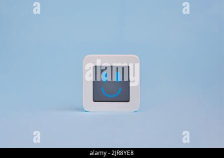 Happy Emotion Concept, Symbol des Smiley Emoticons auf dem lcd-Display isoliert auf farbigem Hintergrund, Customer Experience Concept Stockfoto