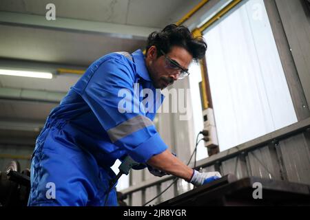 Arbeiter wechseln und reparieren Teile der Räder beim Autoservice Stockfoto