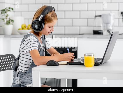 Präteen Mädchen auf Online-Unterricht Stockfoto