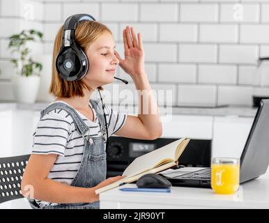 Präteen Mädchen auf Online-Unterricht Stockfoto