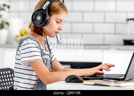 Präteen Mädchen auf Online-Unterricht Stockfoto