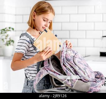Mädchen bereitet Rucksack vor Stockfoto