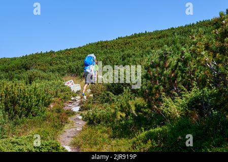 Nicht identifizierter Vater und Tochter klettern auf dem Retezat-Gebirge, Rumänien Stockfoto