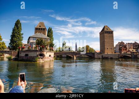 Staudamm vauban und Straßburger Kathedrale mit dem Ill im Elsass Stockfoto