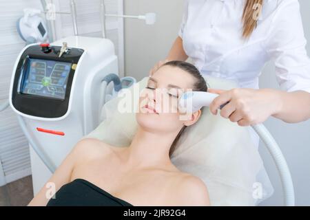 Wunderschöne Frau in Schönheitsklinik erhält nicht-chirurgische Gesichtslift. SMAS Ultraschall-Auftrieb. Facelift. Verjüngungsverfahren. Spa-Behandlung. Hardware-Kosmetologie. Stockfoto